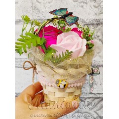 Кошничка с 3 ароматни рози – розово цикламена комбинация