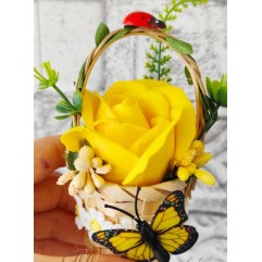 Кошничка с ароматна роза в жълто