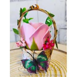 Кошничка с ароматна роза в циклама