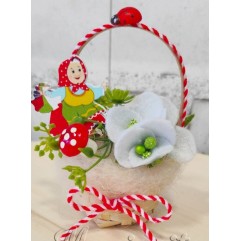 Мартеничка Мини кошнички магнит с Баба Марта и кокичета Мартеничка Мини кошнички магнит с Баба Марта и кокичета